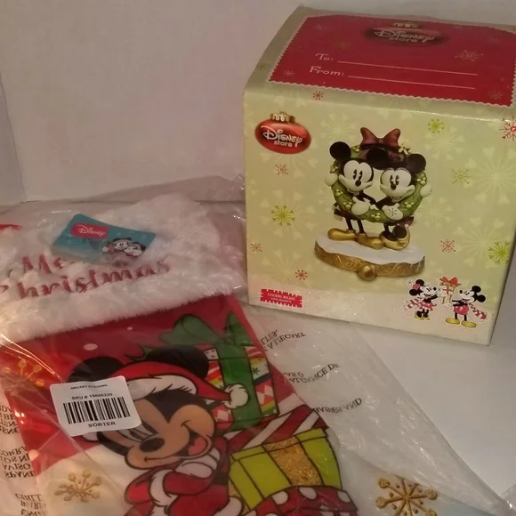Disney Store Mickey and Minnie Wreath Stocking Holder and Stocking - Picture 1 of 14